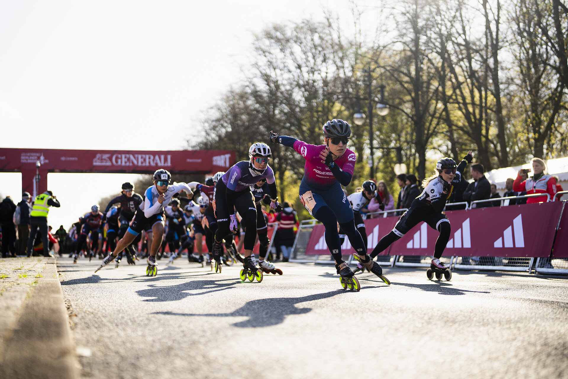 The skaters of the GENERALI BERLIN HALF MARATHON set off at a good pace in the first few meters. @ SCC EVENTS / Sebastian Wells