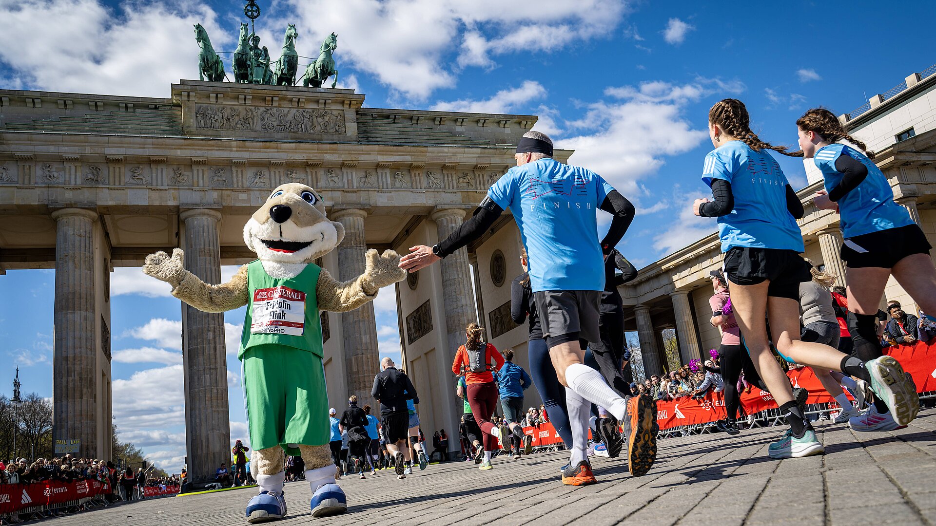 GENERALI BERLINER HALBMARATHON 2025: Läufer und Läuferinnen mit Frido vor dem Brandenburger Tor © SCC EVENTS / Tilo Wiedensohler