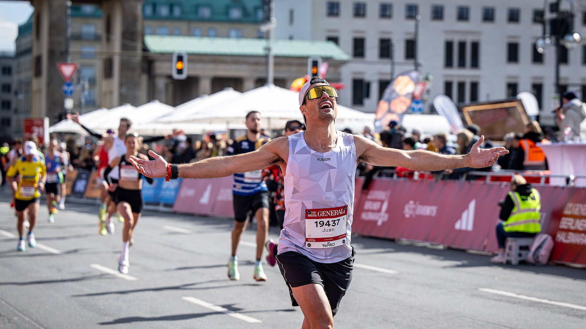 GENERALI BERLINER HALBMARATHON 2025: glücklicher Läufer kurz vor dem Ziel© SCC EVENTS / Tilo Wiedensohler