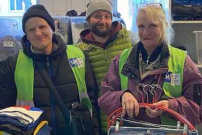 Freiwillige der Berliner Stadtmission sortieren die Kleidung vom GENERALI BERLINER HALBMARATHON 2024 © SCC EVENTS