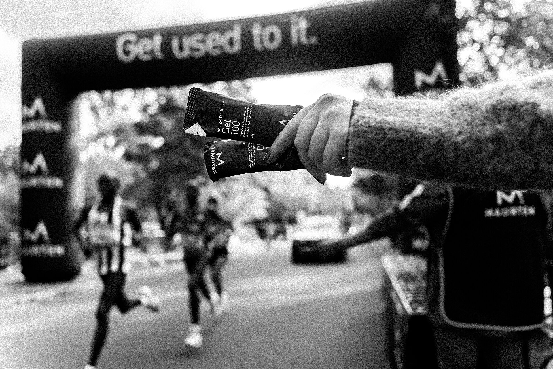 GENERALI BERLINER HALBMARATHON: Maurten Gel 100 werden Läufer:innen gereicht © SCC EVENTS