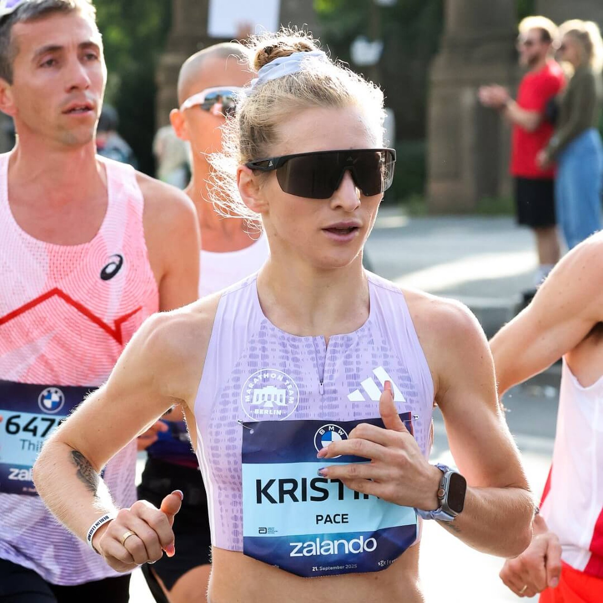 Kristina Hendel with the word “Pace” written on her race number at the BERLIN-MARATHON.