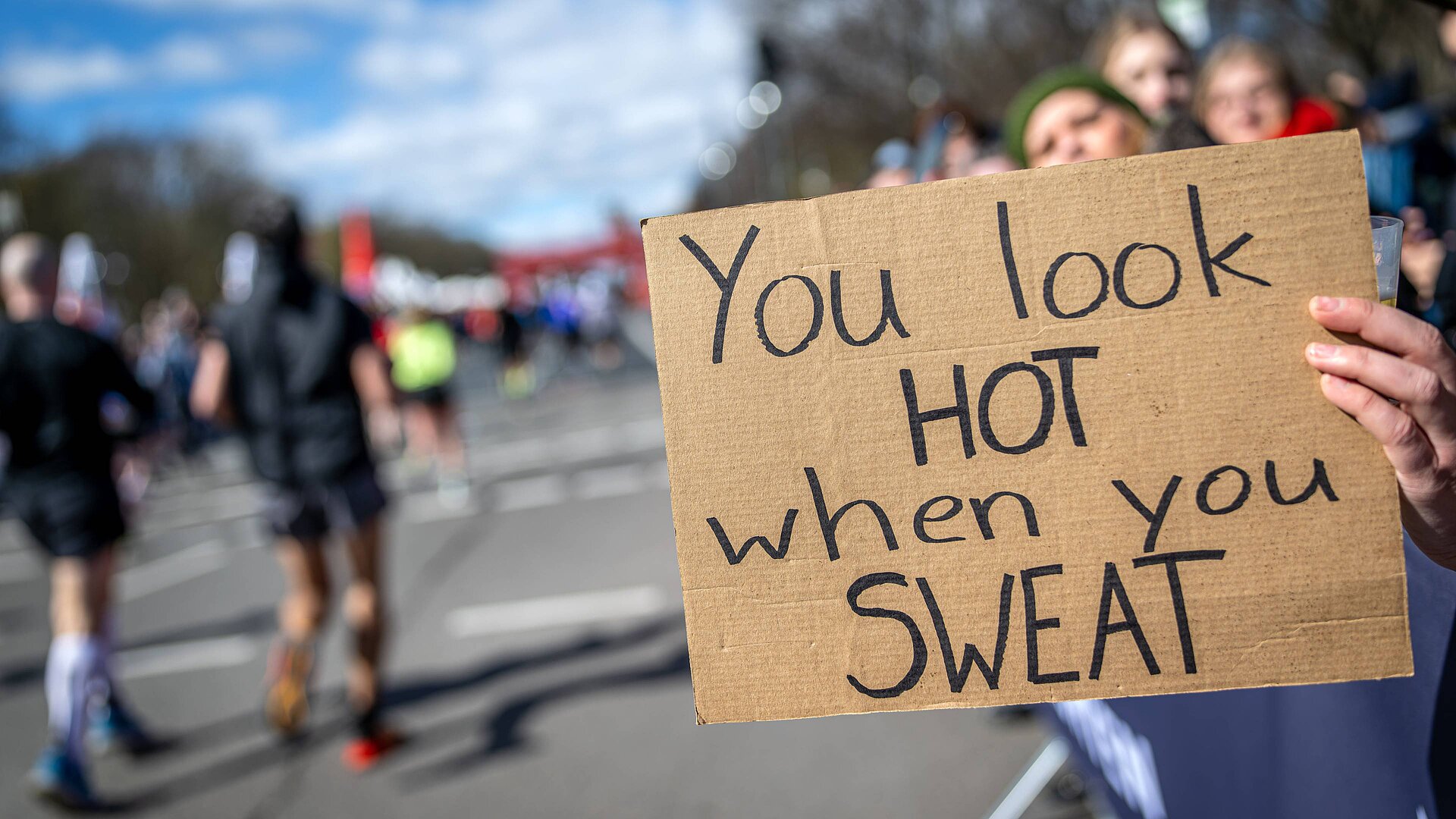 GENERALI BERLIN HALF MARATHON: Spectator holding a motivational sign along the course © SCC EVENTS / camera4