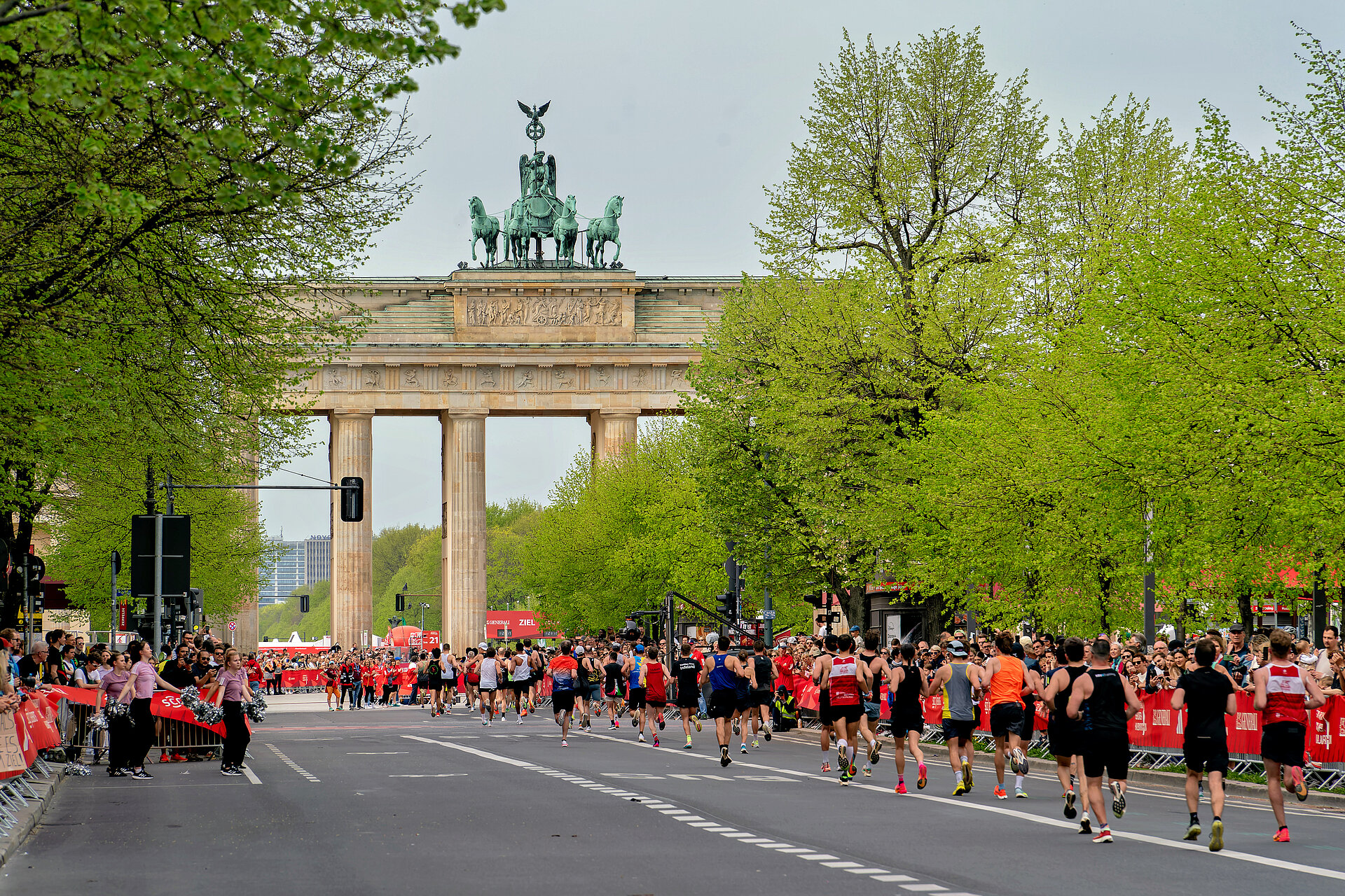 Runners on their final meters of the GENERALI BERLIN HALF MARATHON 2024 © SCC EVENTS / Christian Lietzmann 