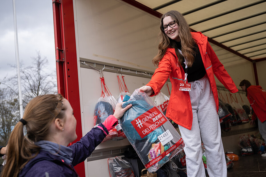 GENERALI BERLIN HALF MARATHON 2023: Clothes bag drop-off © SCC EVENTS / Annegret Hilse