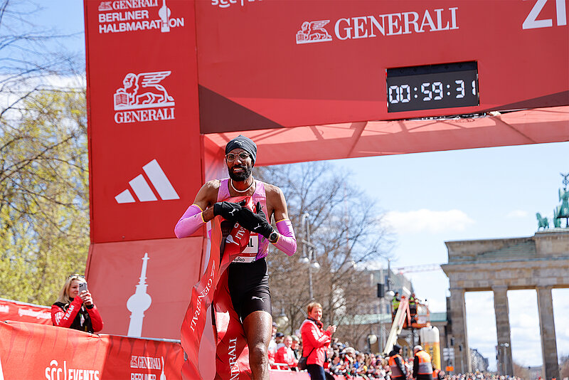 Amanal Petros hinter dem Zieltor mit Bestzeit beim GENERALI BERLINER HALBMARATHON 2026.