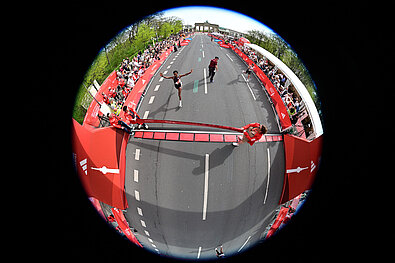GENERALI BERLIN HALF MARATHON 2024: Finish line captured with a fisheye lens © SCC EVENTS / Petko Beier