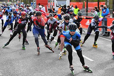 GENERALI BERLIN HALF MARATHON Inline Skating 2022: Start of female participant group © SCC EVENTS / Petko Beier