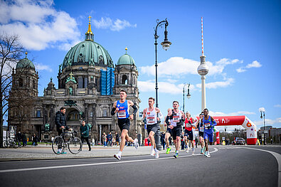 GENERALI BERLIN HALF MARATHON 2025: A group of runners leaves the Berlin Cathedral and the television tower behind them © SCC EVENTS / Marvin Ibo Güngör