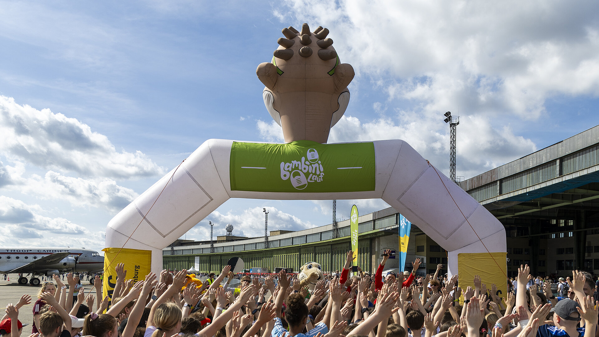 GENERALI BERLIN HALF MARATHON: Kids and Frido at the Bambini run start © SCC EVENTS / Jean Marc Wiesner