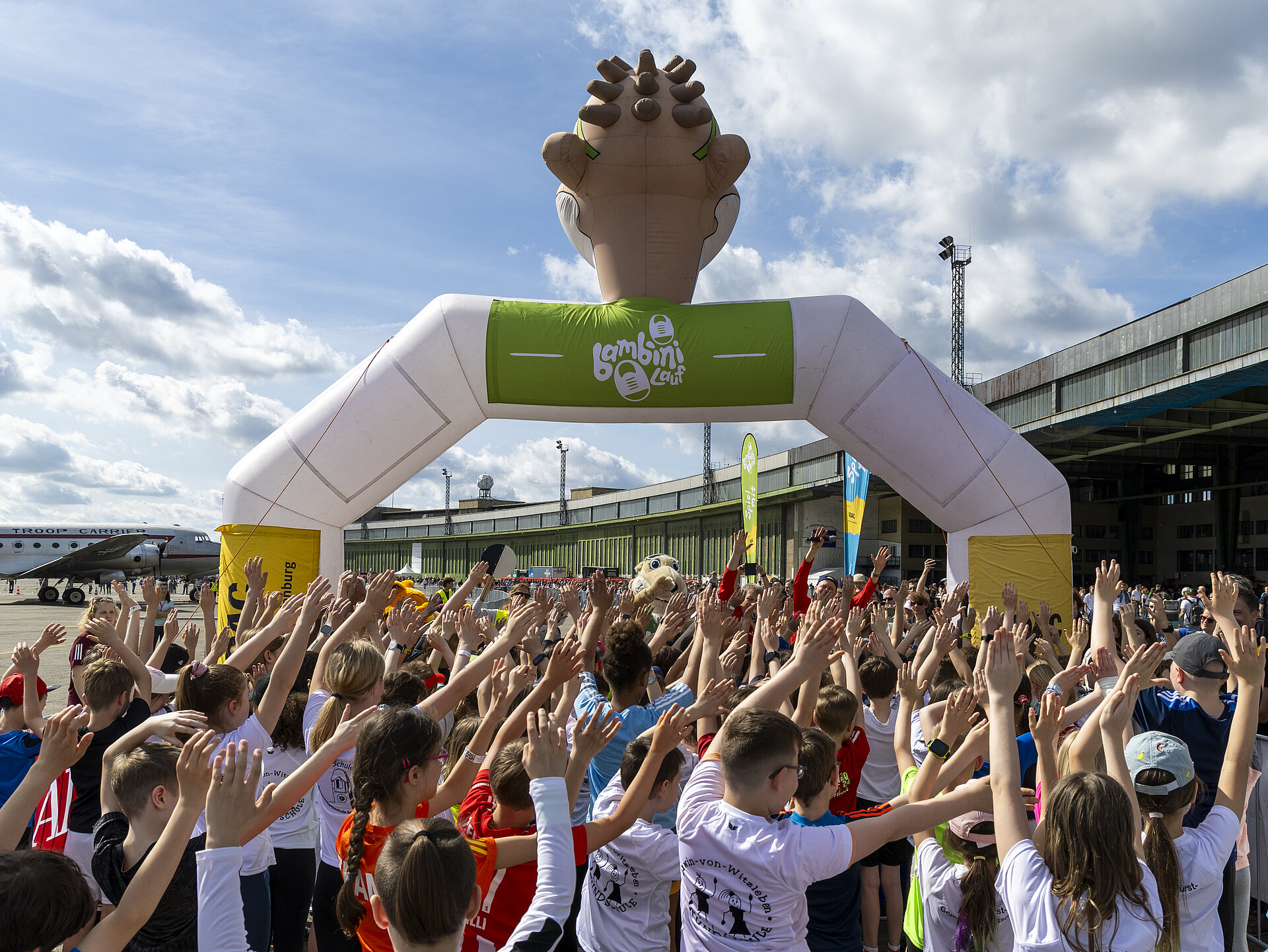 GENERALI BERLIN HALF MARATHON: Kids and Frido at the Bambini run start © SCC EVENTS / Jean Marc Wiesner