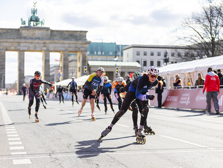 Skater sprinten ins Ziel © SCC EVENTS