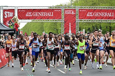 GENERALI BERLIN HALF MARATHON 2024: Mass start for the elite runners © SCC EVENTS / Petko Beier 
