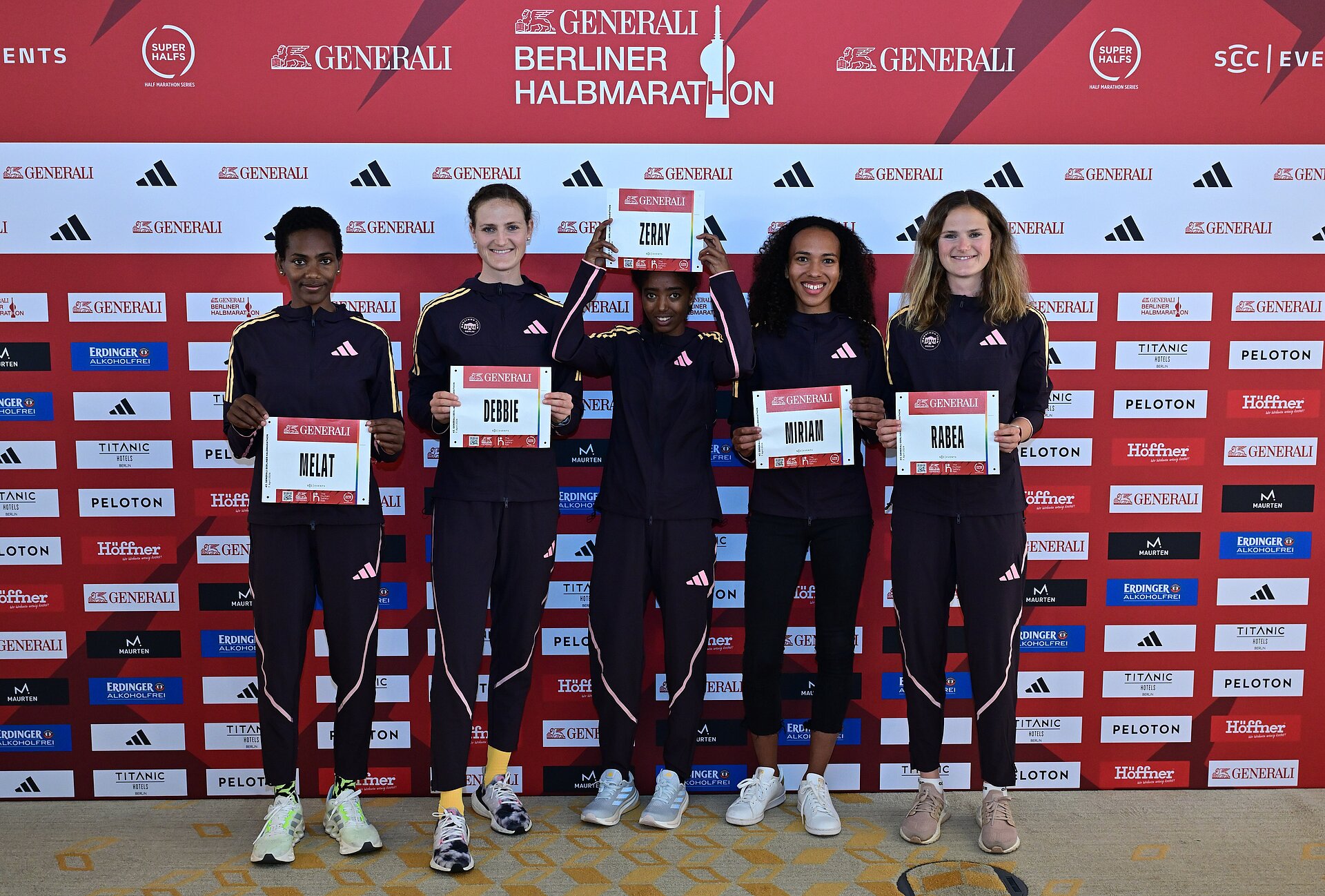 The national and international top starters of the GENERALI BERLIN HALF MARATHON 2024 (from left to right): Melat Kejeta (Laufteam Kassel), Deborah Schöneborn (Marathon Team Berlin), Ftaw Zeray (ETH), Miriam Dattke (LG Telis Finanz Regensburg), and Rabea Schöneborn (Marathon Team Berlin) © SCC EVENTS / Petko Beier