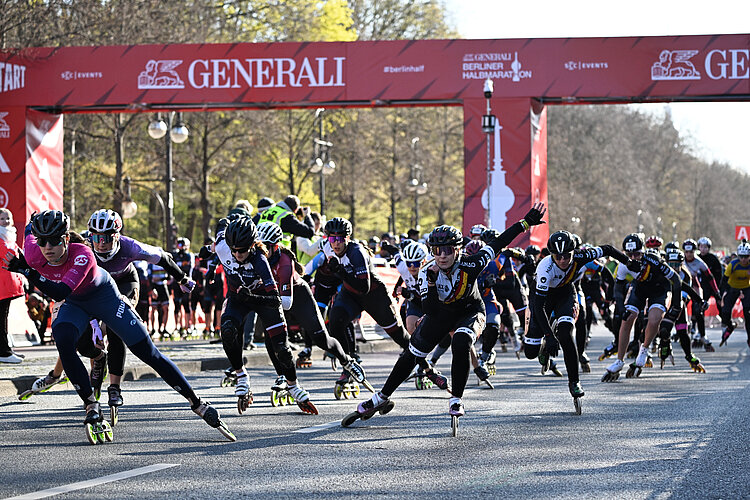GENERALI BERLINER HALBMARATHON 2025: Massenstart der Skater © SCC EVENTS / Petko Beier