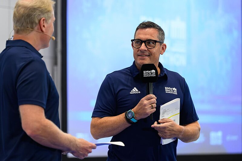 Jürgen Lock beantwortet eine Frage des Moderators auf der Pressekonferenz.