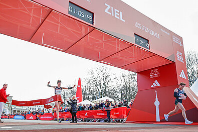 GENERALI BERLIN HALF MARATHON 2023: female winner Eilish McColgan crosses the finish line © SCC EVENTS / Jean-Marc Wiesner