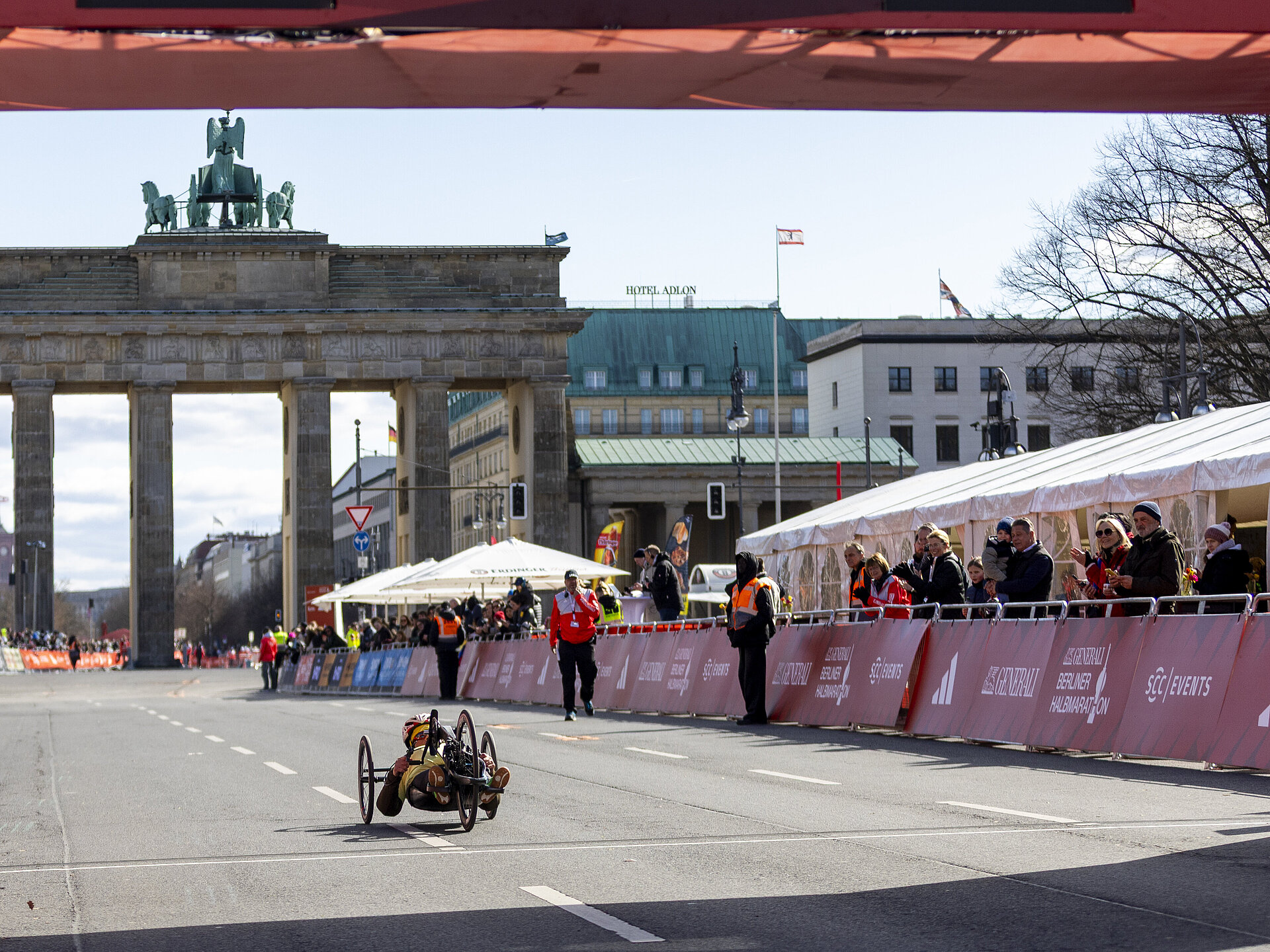 Handbiker rollt über die Ziellinie © Jean Marc Wiesner