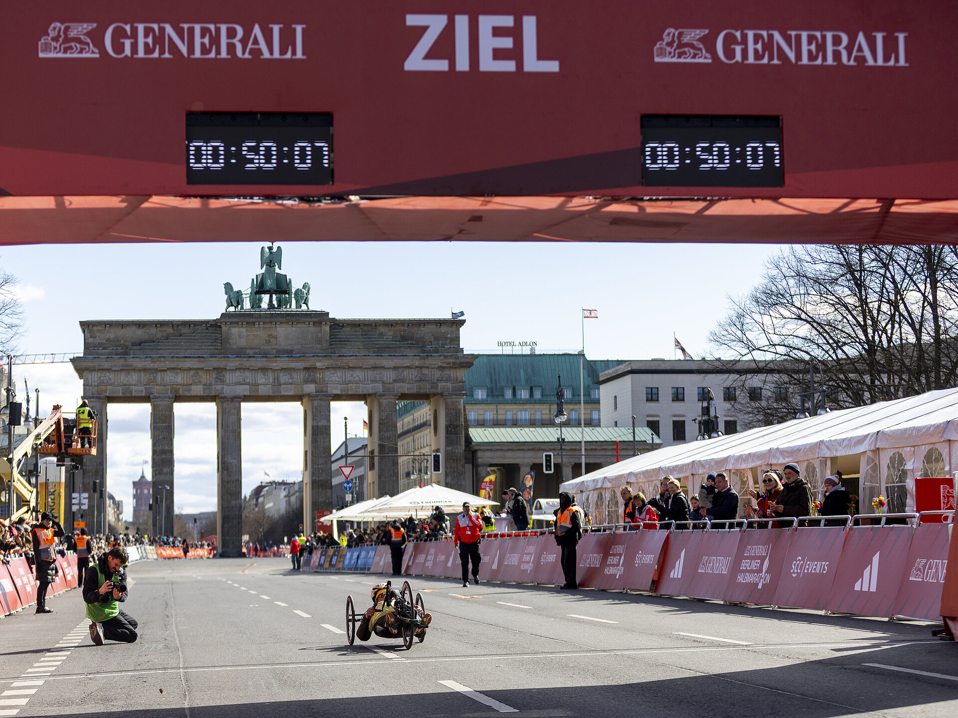Handbiker rollt über die Ziellinie © Jean Marc Wiesner
