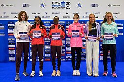 Gruppenfoto der nationalen und internationalen Favoritinnen.