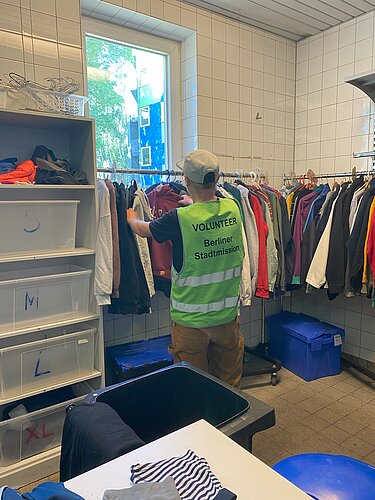 GENERALI BERLINER HALBMARATHON: ein Volunteer der Berliner Stadtmission in der Kleiderkammer © SCC EVENTS