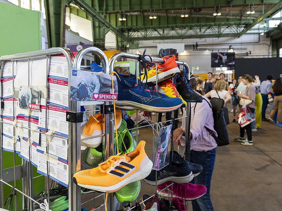 GENERALI BERLINER HALBMARATHON EXPO: Spendencontainer der Berliner Stadtmission auf der Messe.