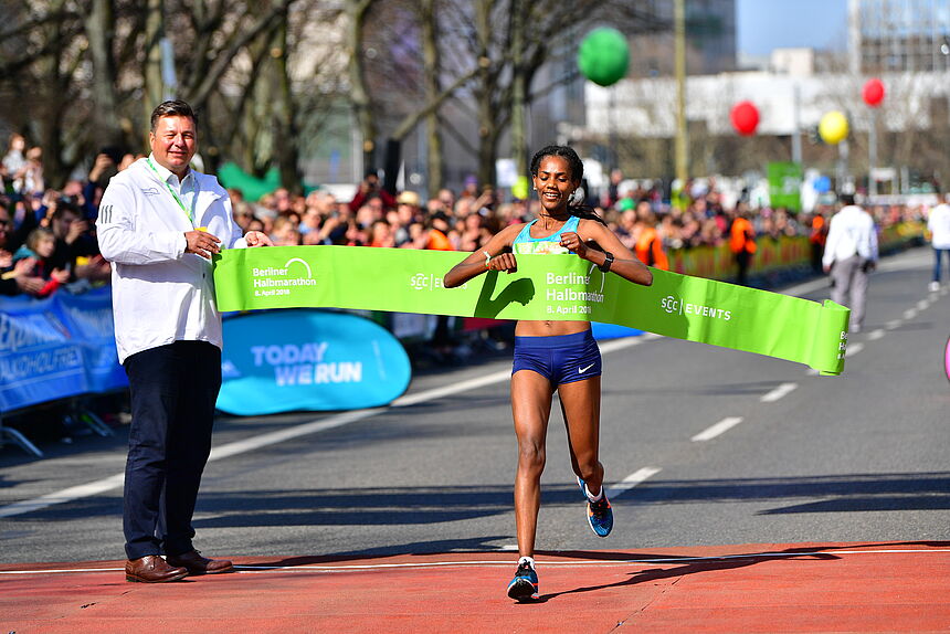 Melat Kejeta wins the 2018 Berlin Half Marathon