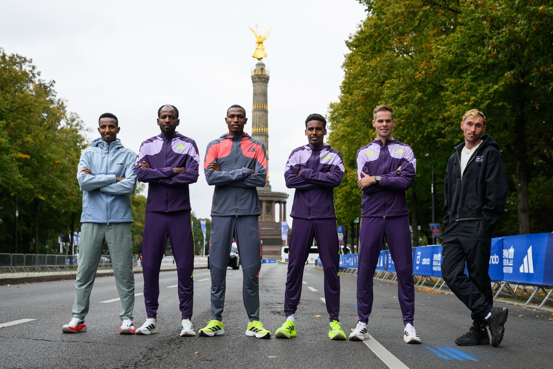 Von links nach rechts: Selemon Barega, Guye Adola, Gabriel Gerald Geay, Haftom Welday, Sebastian Hendel, Aaron Bienenfeld auf der Straße des 17. Juni vor der Siegessäule.