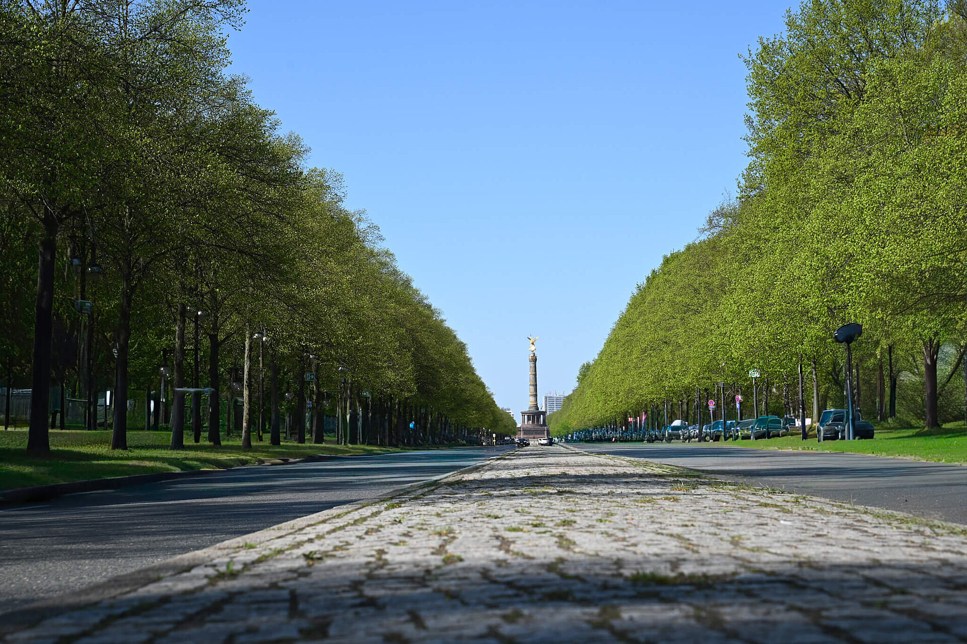 Blick entlang der Straße auf die Siegessäule.