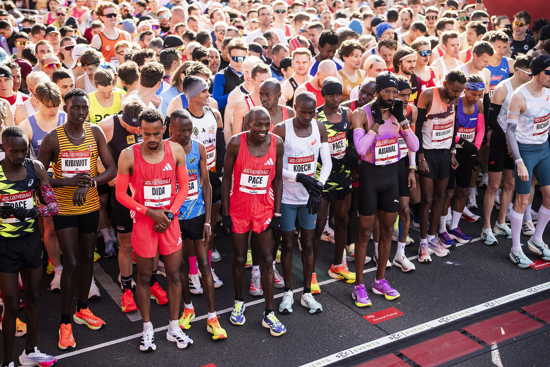 Full focus among the runners shortly before the starting signal for the GENERALI BERLIN HALF MARATHON. @ SCC EVENTS / Sebastian Wells 