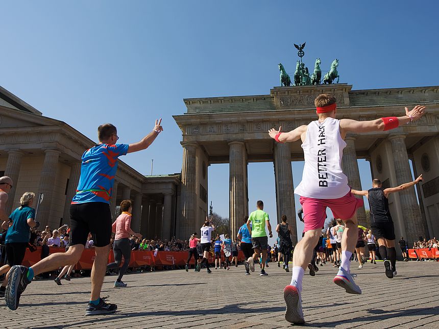 Läufer vor dem Brandenburger Tor beim GENERALI BERLINER HALBMARATHON 2019 - Das Ziel ist zum Greifen nah