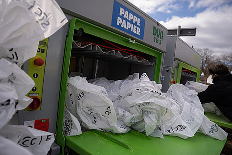 GENERALI BERLINER HALBMARATHON: Thermal foils are pressed into bales © SCC EVENTS / Annegret Hilse