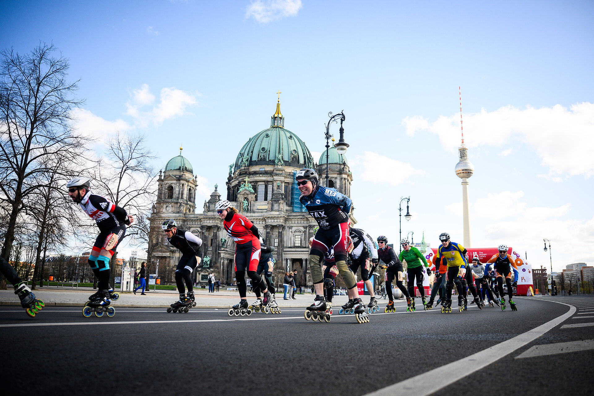 Skaters at the GENERALI BERLIN HALF MARATHON in front of a wonderful backdrop, the Berlin Cathedral. @ SCC EVENTS / Marvin Ibo Güngör 
