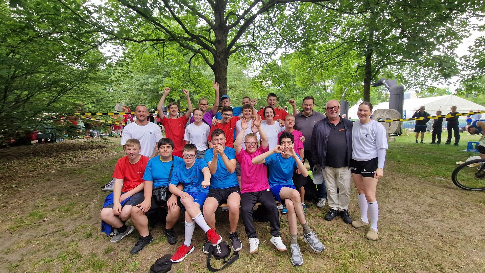 Gruppenbild mit 20 Personen von den Bethel Schulen. Darunter, unter anderem, Schüler:innen mit Down-Syndrom.