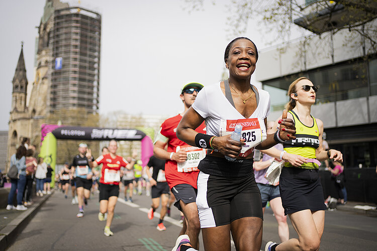 GENERALI BERLIN HALF MARATHON: Runner on the Ku'Damm section beaming into the camera © SCC EVENTS / Sebastian Wells
