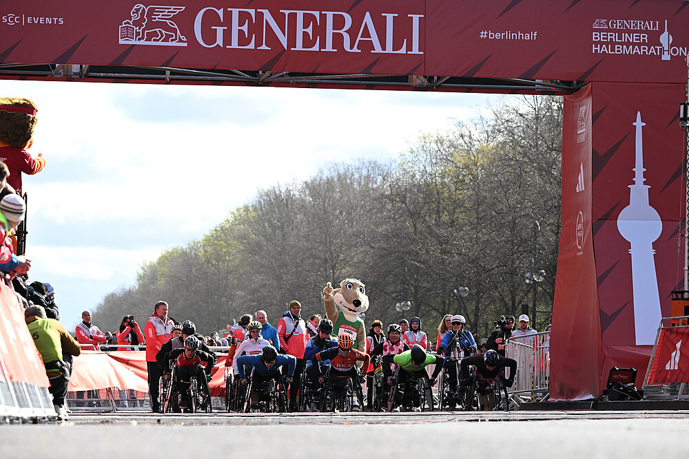 GENERALI BERLIN HALF MARATHON 2025: Shortly before the start - Adele made it just in time. © SCC EVENTS Petko Beier