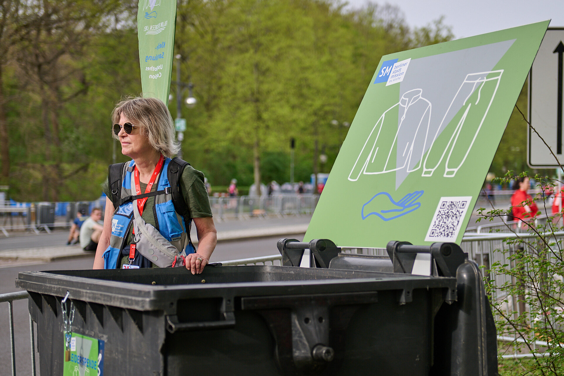 BMW BERLIN-MARATHON: Mitarbeiterin der Berliner Stadtmission beim Kleidercontainer.