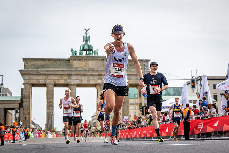GENERALI BERLIN HALF MARATHON: Runners on the home straight in front of the Brandenburg Gate © SCC EVENTS / Tilo Wiedensohler