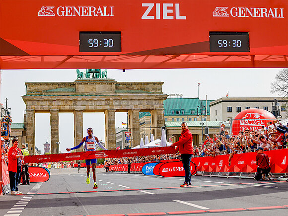 GENERALI BERLIN HALF MARATHON: Daniel Simiu Ebenyo (KEN) wins the GENERALI BERLIN HALF MARATHON 2024 in 59:30 minutes.