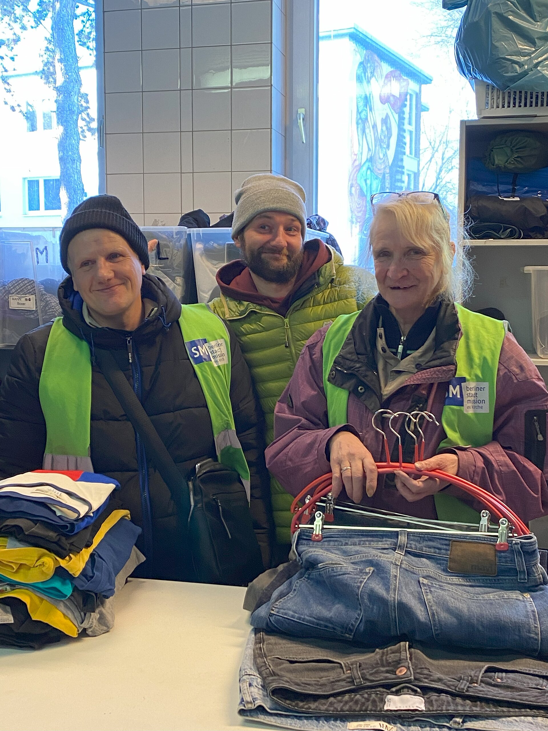 Freiwillige der Berliner Stadtmission sortieren die Kleidung vom GENERALI BERLINER HALBMARATHON 2024.