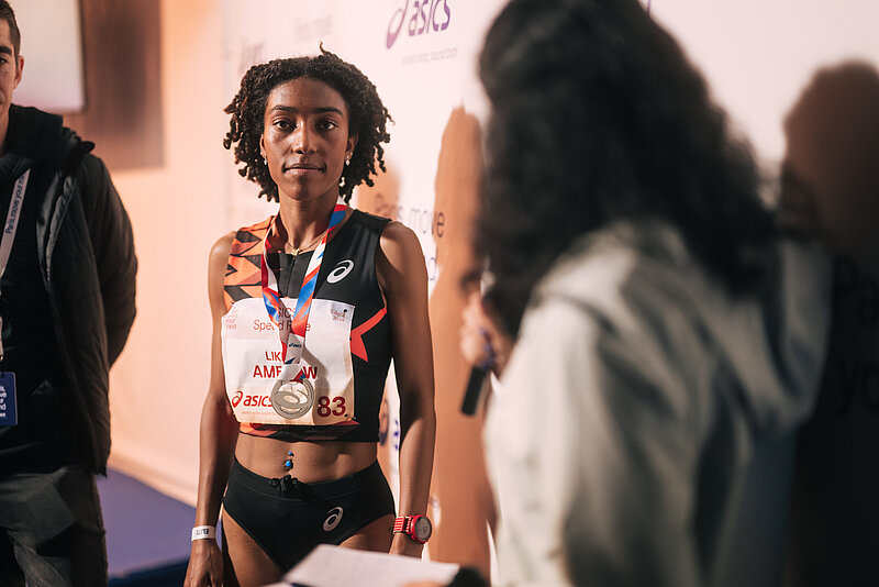 Likina Amebaw mit Medaille um den Hals.