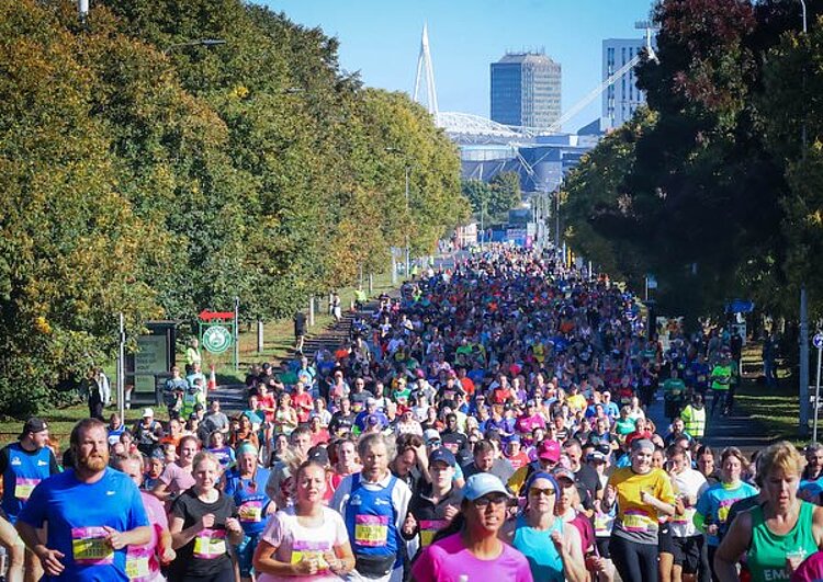 Mass of runners at the half maratA bird's-eye view of the crowd of runners at the Cardiff Half Marathon along a stretch of road.hon in Cardiff © Cardiff Half Marathon Web