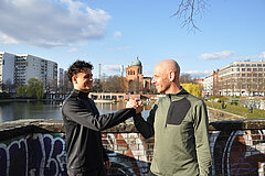 BMW BERLIN MARATHON: Niels und Milan voller Vorfreude vor dem Kreuzberger Engelbecken @SCC EVENTS // Maximilian Bodenstab