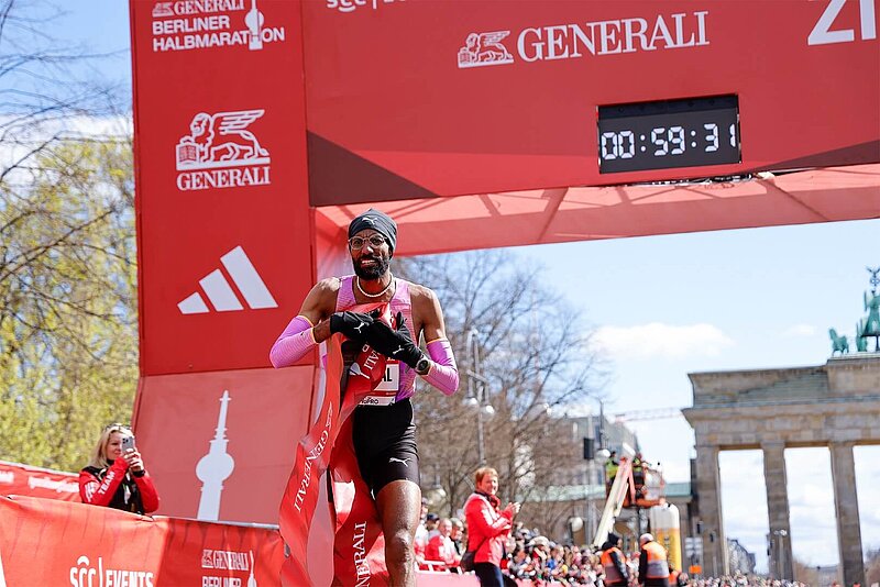 Amanal Petros durchläuft das Ziel.